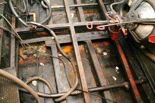 Skaden oppsto i et område der det ikke var planlagt stålarbeid. Den ble oppdaget i 2008 ved at det begynte å renne olje ned i dokka. Det ble registrert noe lave målinger på en plate, B5 babord.