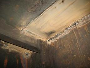 I babord tanktopp var det flere hull i toppen som lå skjult under dekkstøp og keramiske fliser. Her ble det felt inn nytt stål og sveiset likt med det som var.