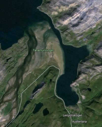 Farleden inn til Leirpollen er en renne med sandbanker på vestsiden og landet mot øst, som man tydelig kan se på bildet fra Google Earth under.