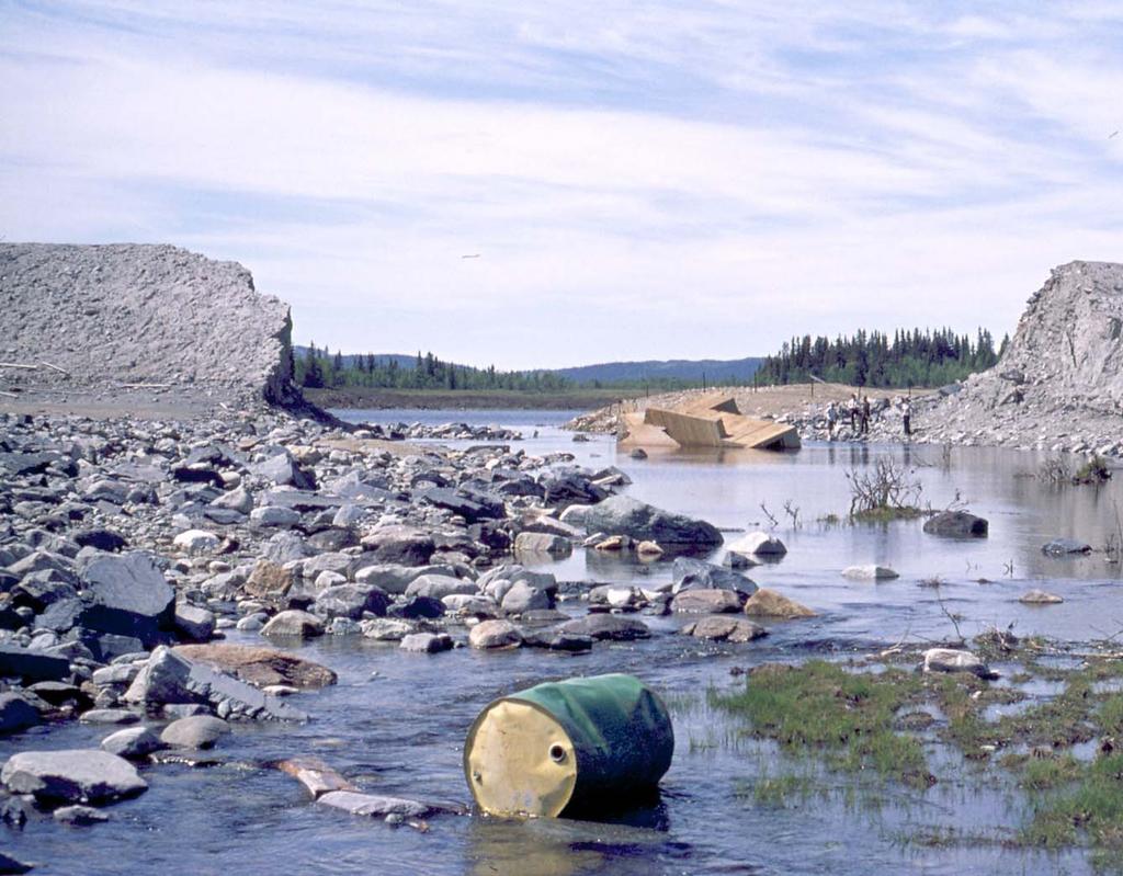 17 mai 1976, Roppa dam kollapser Jf. retningslinje pkt. 3.7.3 vangemur og gjennomgående kulvert 5 For dammer i klasse 3 og må gjennomgående kulvert legges i