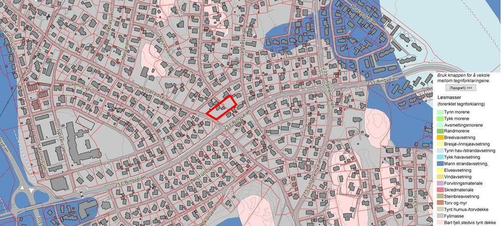 Det står to hus på eiendommen fra før. Overordnet faller terrenget i området svakt mot sørvest med en gjennomsnittlig terrenghelning på 1:50.