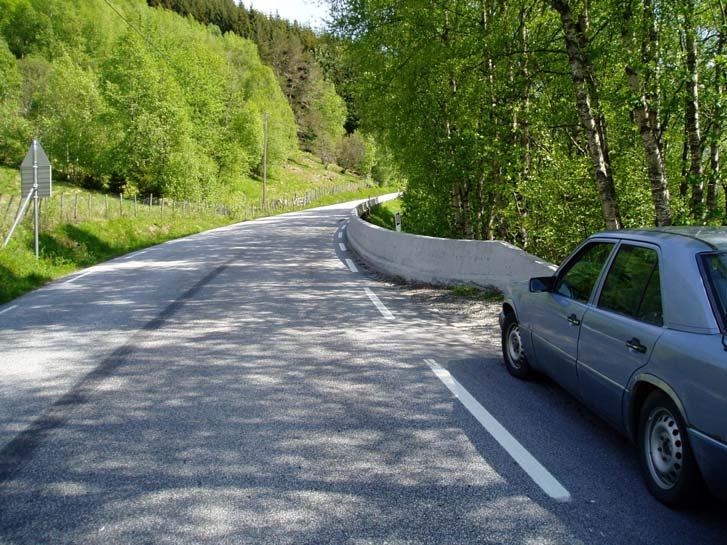 Problemskildring Den aktuelle strekninga er prega av smal og svingete veg med til dels dårleg bæreevne.