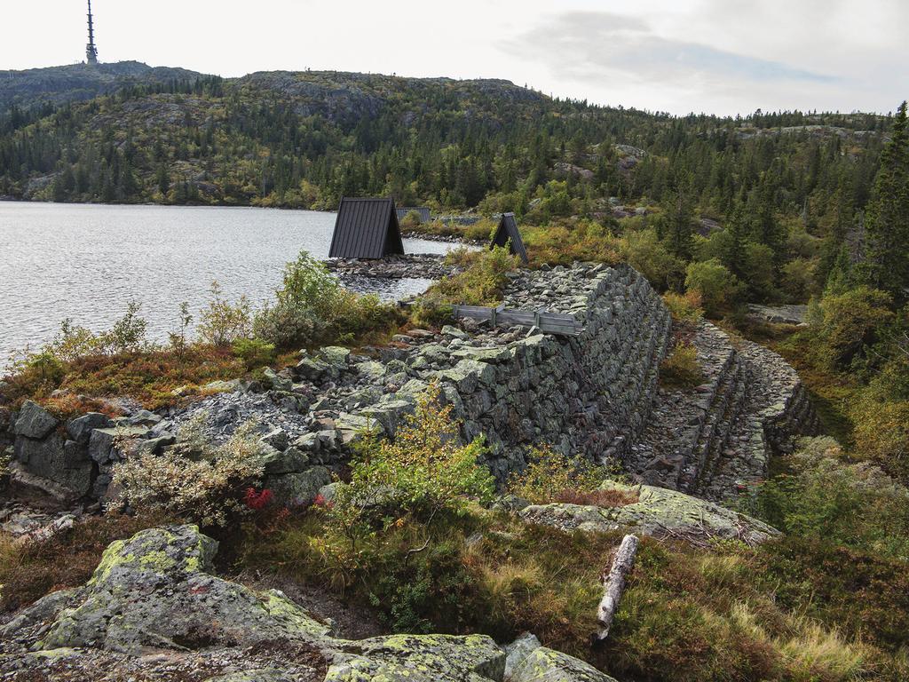 Hans Sachsen gruve og bygningsmiljø fra 1860- og 1870-tallet Det er kjent rundt 70 gjenstående bygninger som ble bygd og brukt av Kongsberg Sølvverk.