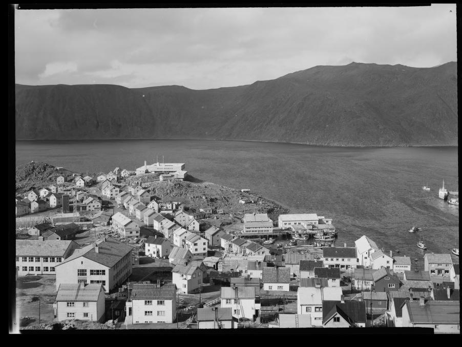 Slik så Honningsvåg ut i 1955- se bildet. Huset til Livs familie ligger midt og i forkant på bildet. Her har de bare hatt 10 år på seg til å bygge ny by!