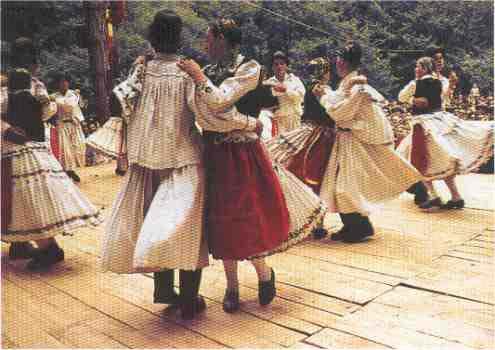 Festivalul folclorului codrenesc (Oteloaia, luna august) Elementele etnografice si folclorice specifice, dintre care se evidentiaza dansurile dificile si