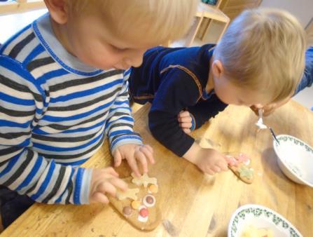 Peparkakehus til juleutstillinga på biblioteket blir laga av dei eldste i barnehagen.