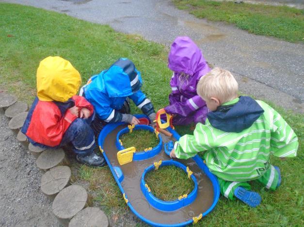 Pedagogisk plattform Vi bygger vår pedagogiske plattform på Barnehagelova 2 og verdigrunnlaget slik det er står i Rammeplan for barnehagen.