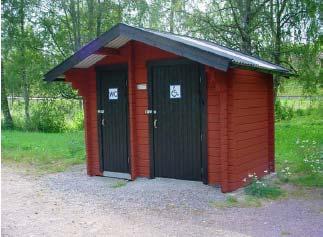 Toalettet har et toalett for funksjonshemmede og ett for funksjonsfriske, samt et lite rom på baksida for papir, såpe og vaskeutstyr.