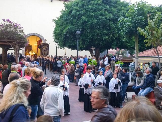 Det var lysbæring, trommer, orkester, mange flotte oppsatser/figurer med kristelige motiver, og kappekledde mennesker.