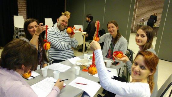 Språkkafe er ikke et kurs, men en plass hvor deltagerne får øve seg i norsk dagligtale i en sosial sammenheng som også stimulerer til å knytte nye relasjoner.