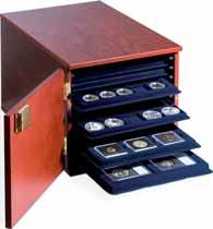 Myntbrett-kabinett & Myntkassett 53 Myntbrett-kabinett for 10 TAB-brett Dette høykvalitets kabinettet i elegant, mahognyfarget treverk, har plass til å