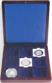 6 skuffer, som hver har plass til 90 myntrammer (50 x 50 mm) og QUADRUM myntkapsler (se bokser, kofferter og kassetter kategorien). Artnr.