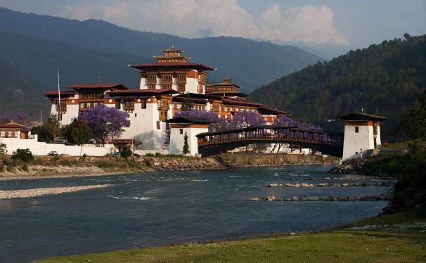 november: Thimpu Punakha (F,L,M) Frokost før vi skal ut på tur til fascinerende Punakha. På veien kjører vi Dochula-passet (3.050moh) hvor vi gjør et kort stopp hvis været er på vår side.