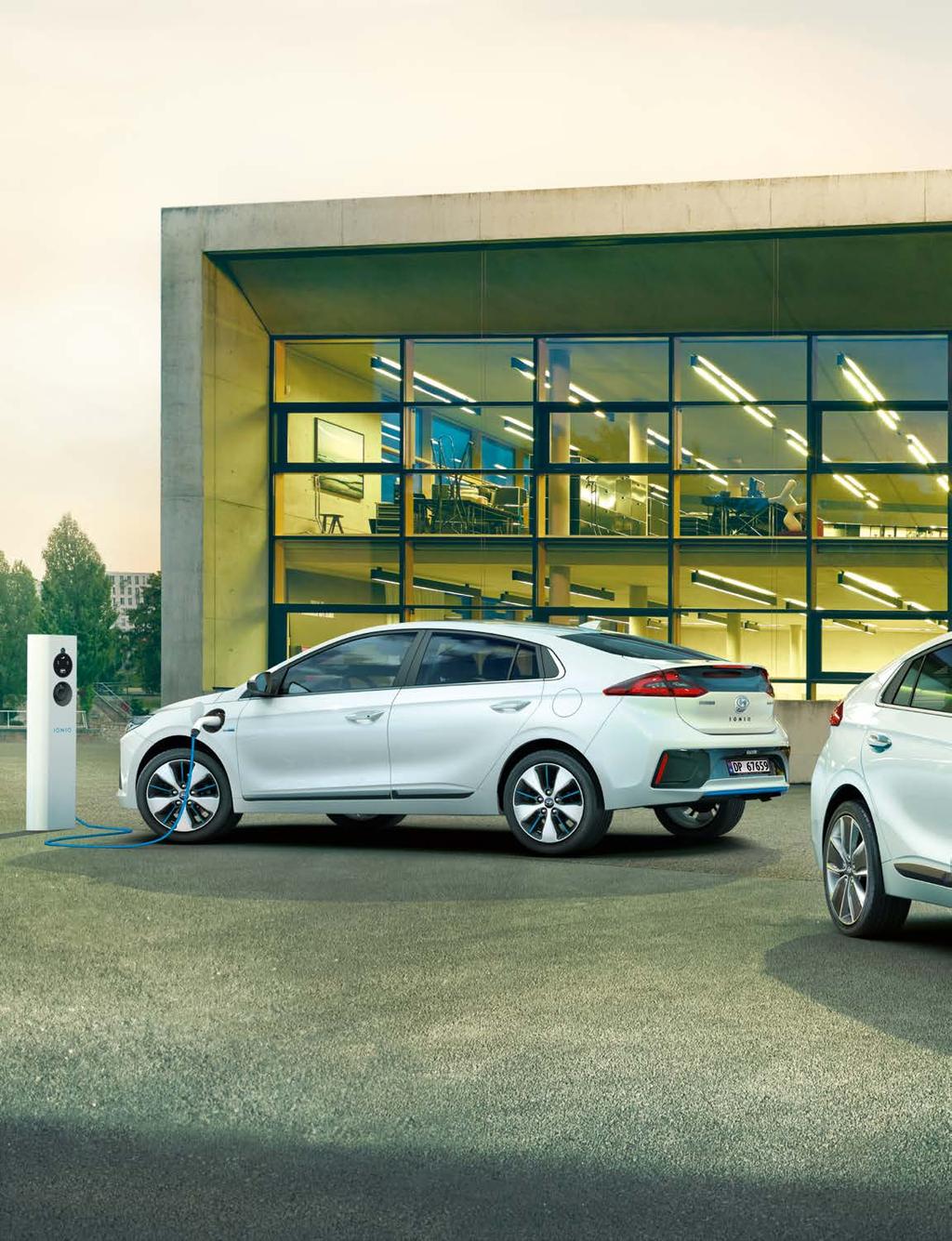 En bil. Tre ulike elektriske drivlinjer. Hyundai har allerede tatt ledelsen ved å være den første som serieproduserer hydrogenelektriske biler som kun slipper ut rent vann.