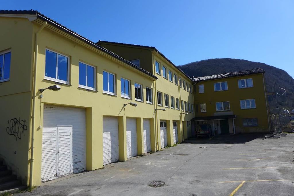9 Figur 5. Bygningen fotografert mot sør. Tilbyggene fra 1970 og 1965 ligger nærmest i bildet (Kilde: Byantikvaren, Bergen kommune 2015). 5.3 Bygningsbeskrivelse Gulmalt murhus i tre etasjer.