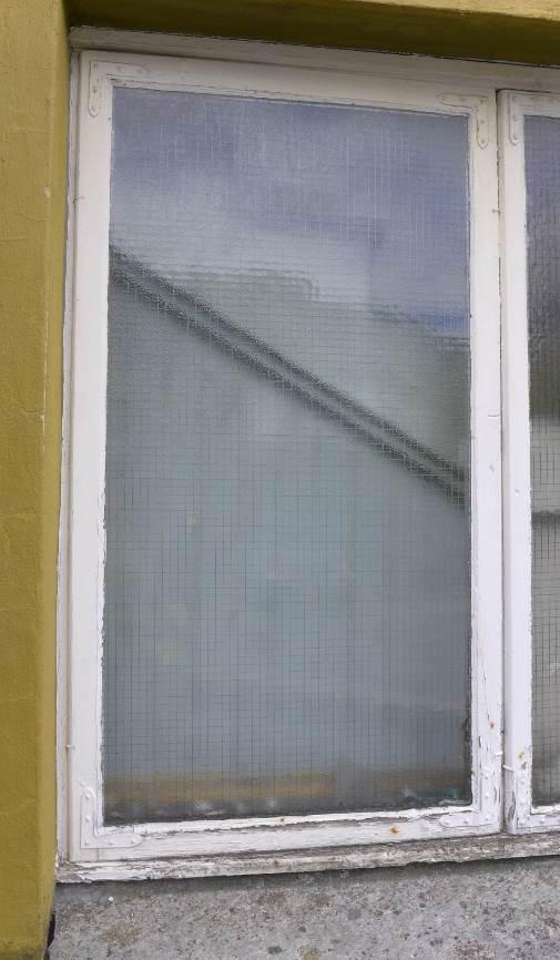 Gammelt vindu på byggets fasade mot øst (Foto: Bergen