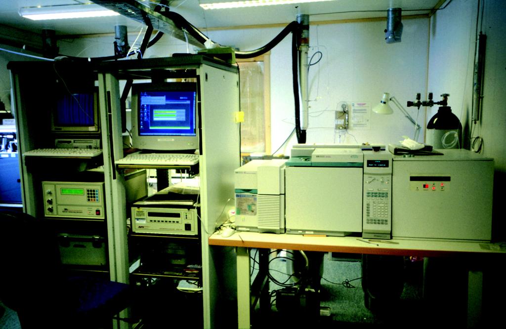 Klimagassmålinger Instrumenter og målemetoder Halokarboner Et instrument for målinger av lettflyktige halokarboner (KFK, HFK og HKFK) ble montert våren 2000.