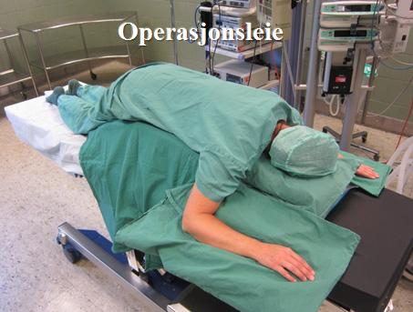 OM OPERASJONEN Hensikten er å re e opp og/ eller hindre videre utvikling av ryggproblemet. Operasjonen u øres i narkose og spinalbedøvelse. Pasient blir lagt i mageleie.