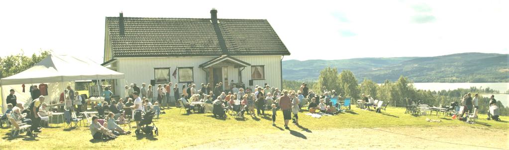 Kunne en se og veterantraktorer dukket også opp. Der var minst 250 fremmøtte som også fikk ett godt innlegg fra verten Ola Bilhaug som stilte gården sin til dispusisjon.