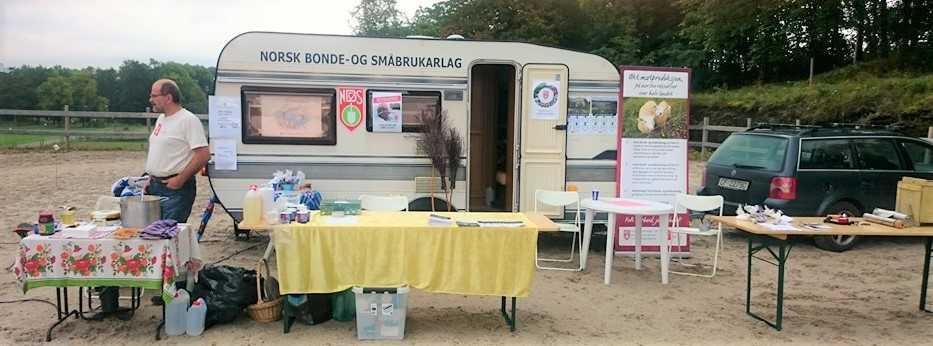 Kuslipp kongsgården 8. mai. Her er nesten hele styre møtt frem til stand, f.v. Ketil Jørstad, Jo Arne, Gudbrand, Marius og Jorunn som steiker vafler.