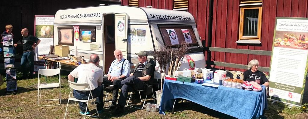 Videre hadde hun honning, urter og urtesaft og diverse ting hun lager. Vi delte ut bannere og honning urt frø og fikk god kontakt med folk.