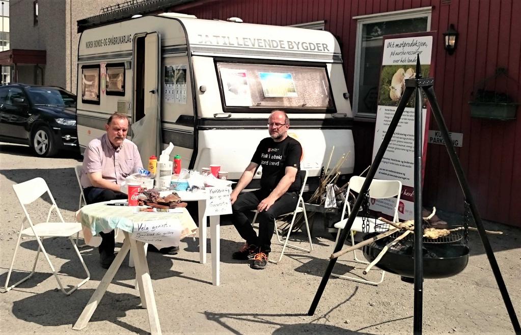 Småbrukarmarken Eidsvoll. Marius og Jo Arne med pølsegrilling og steiking av vafler og pinnebrød.