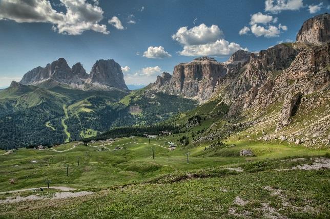 Middag på hotellet. Dag 5 Vandring (F, M) Dagens vandring går fra Passo Costalunga. Vakre utsikter mot Rosengarten og Latemar følger oss og vi går også forbi den vakre lille Lago di Carezza.