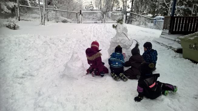 VEIEN VIDERE Vi ser at barna er opptatt av og liker å spille ulike spill.