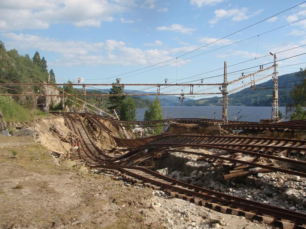 Hvilke overvannsskader bør vi forebygge? Fra jernbanestasjonen i Notodden. Foto tatt 3 døgn etter flommen 24. juli 2011.