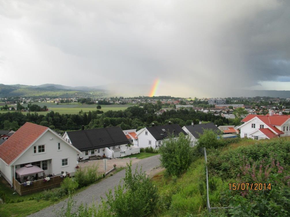 Hvor treffer denne bygen? Blir det skader? Et styrtregn over Gjerpensdalen i Skien 15. juli 2014.