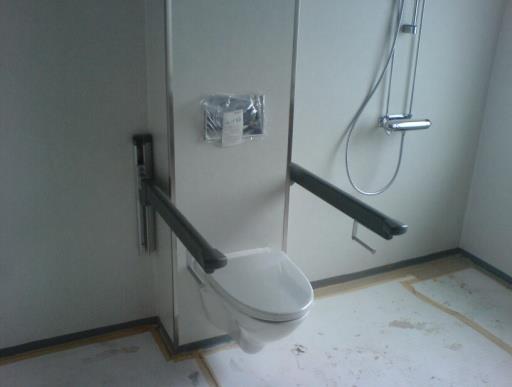 Spesielle krav til HCWC-rom: Veggmontert HC-toalett skal ha: - innebygget, smal sisterne, med innvendig avslutning for rør-i-rør og to spylenivå.