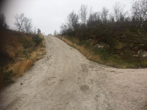 Veien må legges litt mot hytte 15 (Breimoen) helt nederst og heves med ca 1,0 meter slik at total høyde før stigningen starter. Dette for å reduseres mest mulig av % stigning.