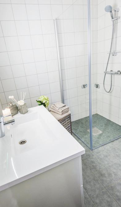Boligene inneholder blant annet: Alle gulv i tørre rom leveres med 14 mm parkett i hvit lakkert eik Flislagt bad med varmekabler i