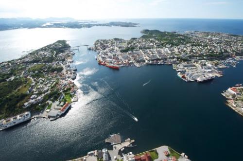 Oppgave 4: ( logistikk ) Du jobber som frivillig i Tahiti-festivalen i Kristiansund. Oppgaven du blir satt til å håndtere er å arrangere en utflukt for artistene.