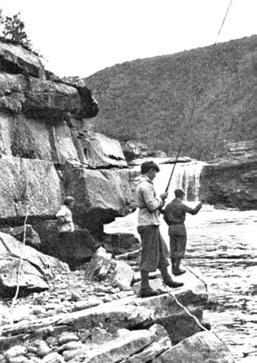 paa Stejle og Hovedet tilligemed Haanden festes paa en Stage ovenfor Legemet. Fiske ved Jiertáfossen. Bildet er hentet fra Tromsø & Omegn Turistforenings årbok fra 1939.