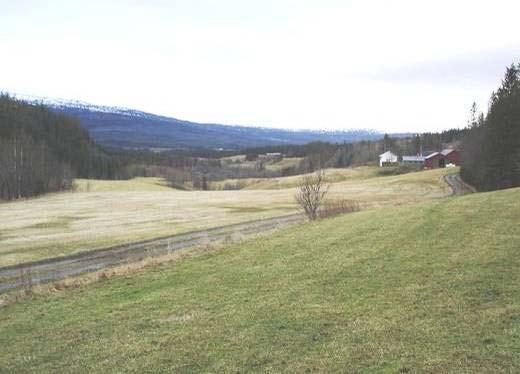 14 Figur 14. Nedre del av rørgata til Bryggfjelldal kraftverk graves ned i dyrket mark forbi gården Bryggfjeld (foto 8. november 2008: Einar Sofienlund).