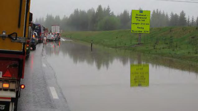 Trafikken på E6 ved Espa er hindret av flom og vannmasser