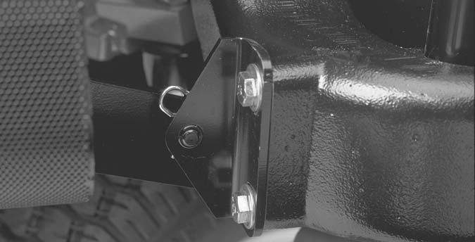 Serviceintervaller Fjerne panseret Panseret kan fjernes lett, noe som gjør vedlikehold av motoren enklere.. Lås opp og løft panseret.. Fjern splinten som fester panseret til monteringsbrakettene (fig.