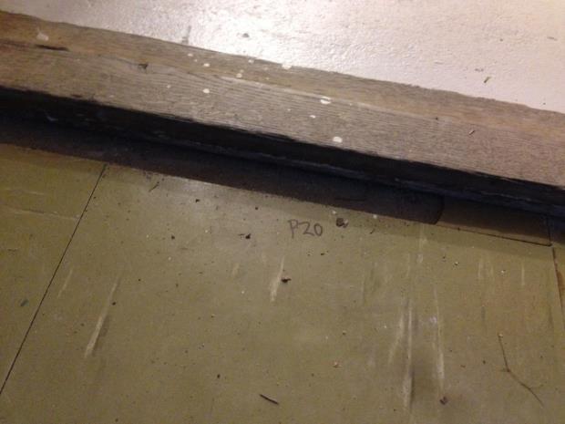 Bilde 4 viser grå gulvfliser i korridor i kjellerrom