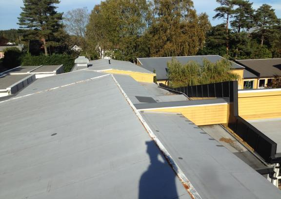 Bilde 16 viser store deler av taket på delen som skal rives.