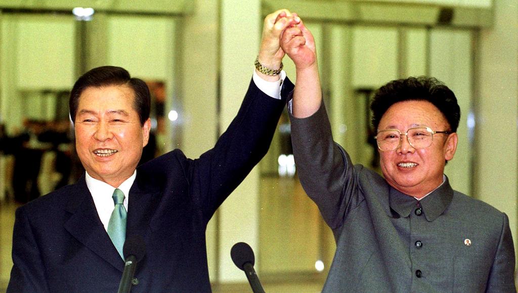 TOPPMØTE: De to lederne, Sør Koreas president Kim Dae jung og Nord Koreas leder Kim Jong il holdt hverandre i hendene før de skulle signere en felles erklæring på slutten av toppmøtet i juni 2000.