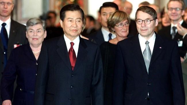 LEDSAGET AV STÅLSETT: Gunnar Stålsett, daværende medlem av Nobelkomiteen, fulgte fredsprisvinner Kim Dae jung inn til utdelingsseremonien i Oslo rådhus.