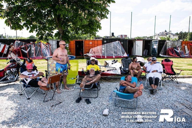 En stor innsjø rett utenfor byområdet. Veldig uvant å seile i ferskvann med så vekslende vindretning. En ting er slengete vindkast, men her endret vindretningen seg hele tiden.