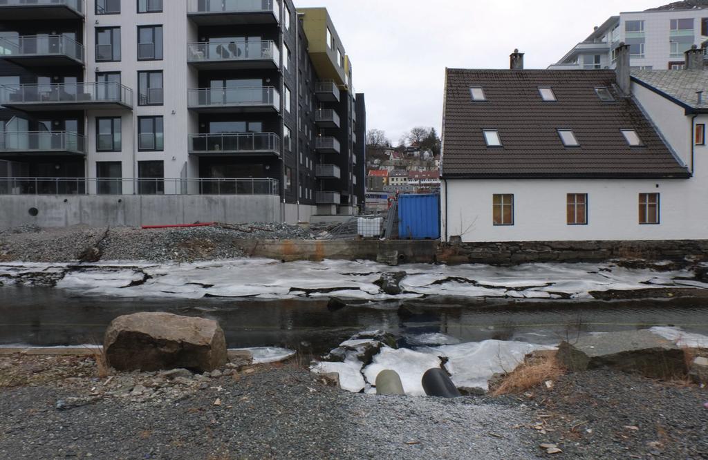 4 RAMPE NED FRA BRO TIL ELVEPARKEN Hva: Hvor: Hvorfor: Hvem: Rampe ned fra bro, som et lite landskap Fra broen ved utløpet, vestsiden og ned