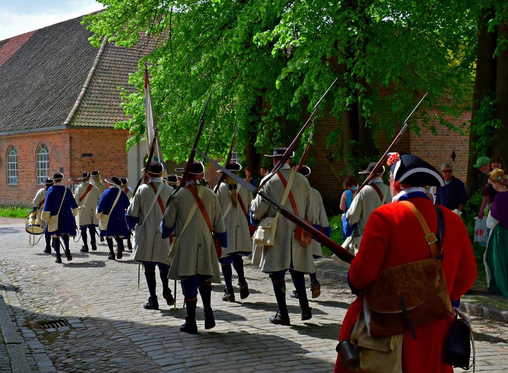 Bli kjent med byens spennende historie når flere av byens aktører tilbyr historiske foredrag og vandringer.