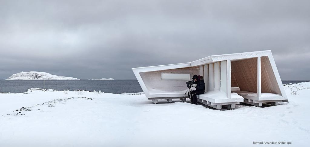 Foto: Tormod Amundsen, Biotope (fugleskjul oppe og Praktærfugl nede høyre). Ørjan Hansen, Arctic Tourist (flytende fugleskjul nede venstre).