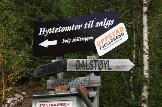 Herfra er det vanskelig å ta seg videre fram i terrenget, dels fordi det er bratte bergvegger nord og sør for elveløpet, og dels fordi grov ur dekker store deler av dalbunnen.