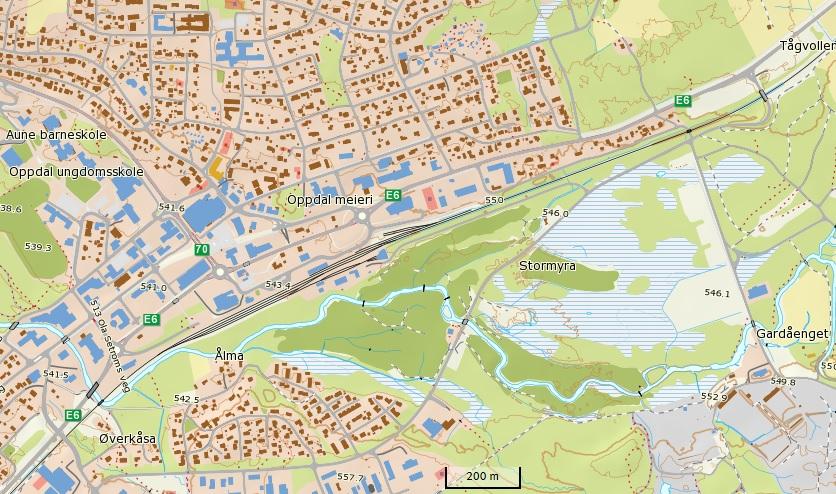 Ankomst: Arena ligger på skytebaneanlegget i Kåsen ca 2 km øst for Oppdal sentrum. Det vil bli merket fra E6 ved avkjøringen til Orkelsjøen, ca 1 km nordøst for sentrum.