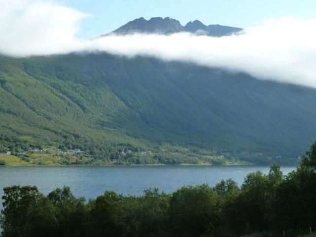 5.5 Landskapsbilde Landskapet omkring Ramfjorden er storslått, både fjorden i seg selv og fjellformasjonene som reiser seg i bakkant. Fjellene har alpint preg og sidedalene i fjordbunnen er u-formet.