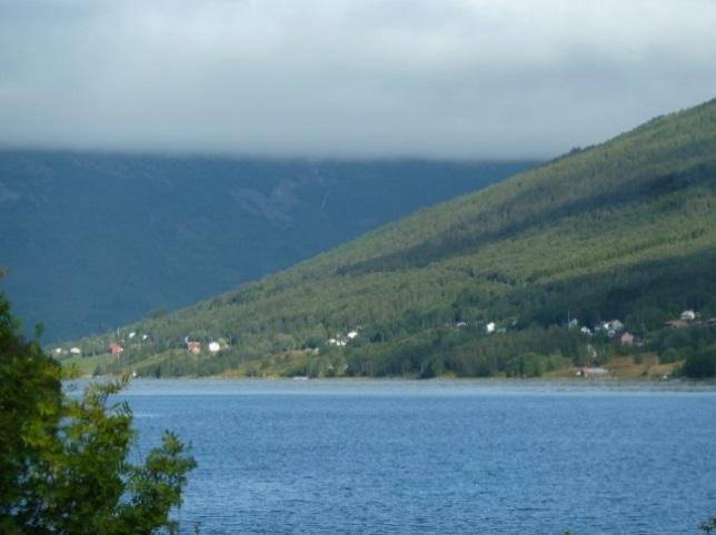 Spredt bebyggelse og dagens veg ligger på en smal «hylle» mellom fjorden og fjellet. Den tidligere kombinasjonsdriften mellom jordbruk og sjønæringer har satt sitt preg på landskapet.